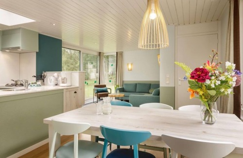 Heijen House | Exclusive Cottage Retreat with Pool and Lake Views