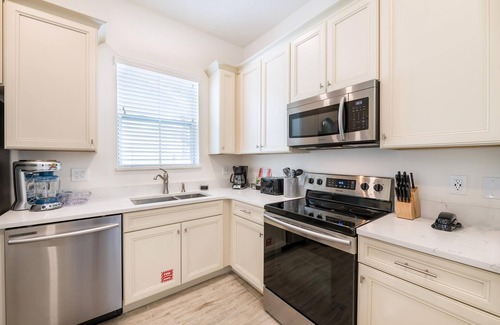 West Kissimmee Cottage | Ideal Cottage near Disney with Hot Tub & Resort Access