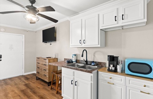 Carolina Beach Hotel | Premium Double Room with Pools, Steps from the Beach