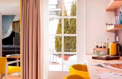 Altstadt House | Elegant Double Room with Ocean View at Goldgasse Hotel