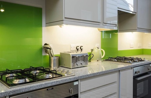 Portsmouth House | Deluxe Double Wet Room at Blue Star House - Rated 9.6/10