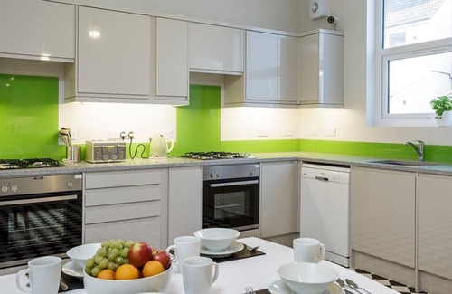 Portsmouth House | Deluxe Double Wet Room at Blue Star House - Rated 9.6/10