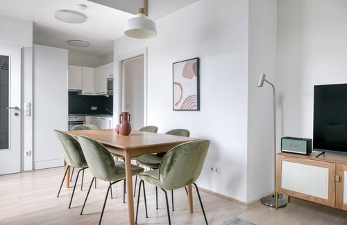 Hernals Apartment | Comfortable 3BR Hernals Apartment with Balcony & Elevator