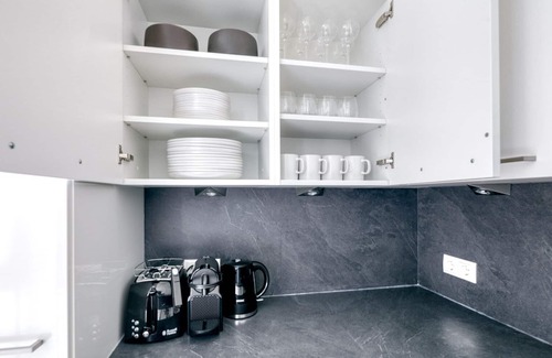Hernals Apartment | Comfortable 3BR Hernals Apartment with Balcony & Elevator