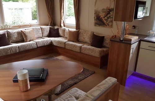 St Leonards-On-Sea House | Premium Holiday Home: Pet Friendly with Spa & Pool Access