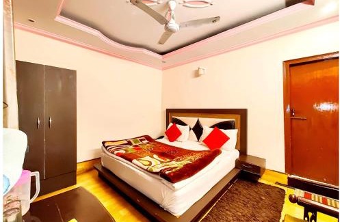 Nainital Hotel | Premium Hotel M 2 Place Near Church and lake - Lift - Wifi - Restaurant and Parking Facilities - A Luxury Boutique Stay In Nainital
