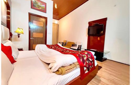 Nainital Hotel | Premium Hotel M 2 Place Near Church and lake - Lift - Wifi - Restaurant and Parking Facilities - A Luxury Boutique Stay In Nainital