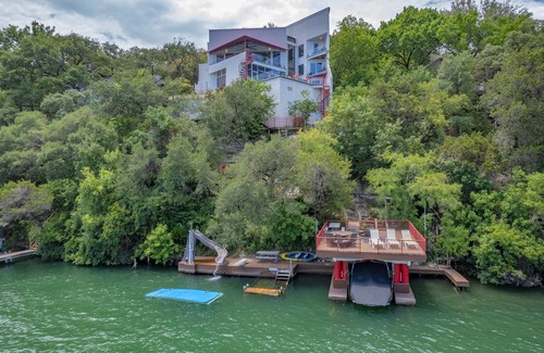 Oak Shores On Lake Austin House | Lake Austin Premium Bedrooms with Spa and Hot Tub Amenities