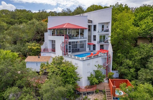 Oak Shores On Lake Austin House | Lake Austin Premium Bedrooms with Spa and Hot Tub Amenities