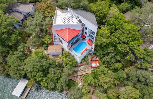 Oak Shores On Lake Austin House | Lake Austin Premium Bedrooms with Spa and Hot Tub Amenities
