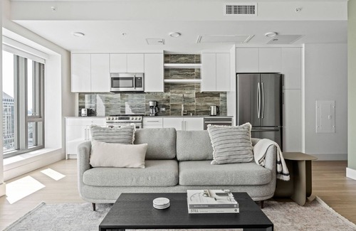 Downtown Oakland Apartment | Modern Oakland 1BR: Pool, Gym & W/D near BART
