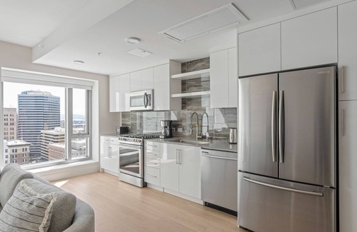 Downtown Oakland Apartment | Modern Oakland 1BR: Pool, Gym & W/D near BART