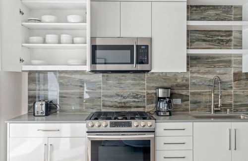 Downtown Oakland Apartment | Modern Oakland 1BR: Pool, Gym & W/D near BART