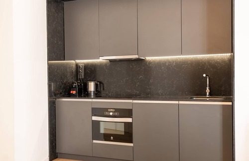 El Born Apartment | Premium One Bedroom Apartment with Spa and Child-Friendly Amenities
