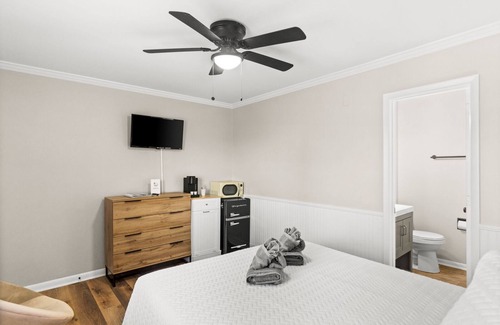Carolina Beach Hotel | Tranquil Queen Room with Pools Near Beach and Boardwalk