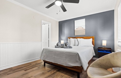 Carolina Beach Hotel | Tranquil Queen Room with Pools Near Beach and Boardwalk