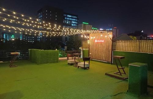 Sainik Farm Hotel | Stylish Rooms in Haus Khas with Hot Tub & Breakfast Included