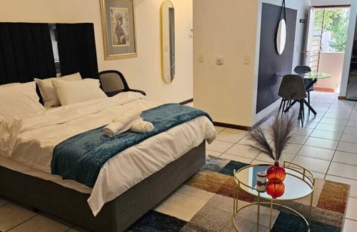 Lone Hill Apartment | Stylish Studio Apartment in Lonehill with Pool & WiFi