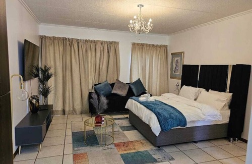 Lone Hill Apartment | Stylish Studio Apartment in Lonehill with Pool & WiFi