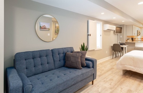 Abingdon Apartment | Historic District Premium Studio with Spa & Hot Tub Access