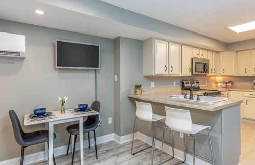 Abingdon Apartment | Historic District Premium Studio with Spa & Hot Tub Access