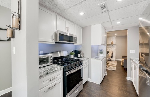 Peachtree Corners House | Elegant Townhome #2: 2 King Beds & Spa Amenities Await