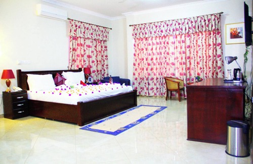 Kumasi Hotel | Elegant King Size Room with Ensuite at Gold Plus Hotel Ghana