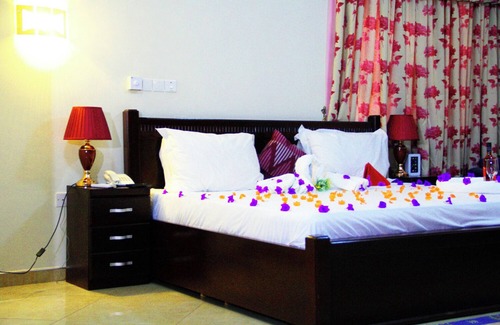 Kumasi Hotel | Elegant King Size Room with Ensuite at Gold Plus Hotel Ghana