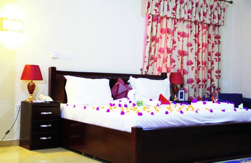 Kumasi Hotel | Elegant King Size Room with Ensuite at Gold Plus Hotel Ghana