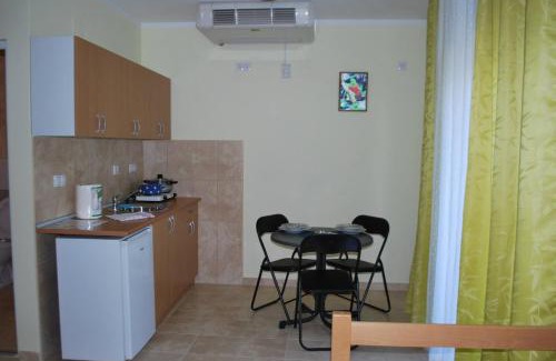 Veliko Gradiste Apartment | Discover Oceanfront Comfort at Prenoćište Leona