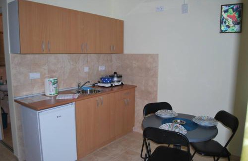 Veliko Gradiste Apartment | Discover Oceanfront Comfort at Prenoćište Leona