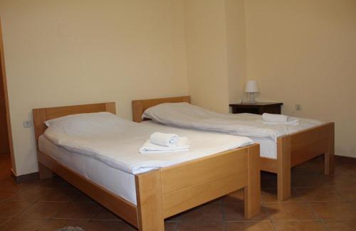 Slavonski Brod Bed & Breakfast | Budget-Friendly Stay at Prenoćište "Magnus" with Hot Tub