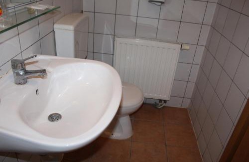 Slavonski Brod Bed & Breakfast | Budget-Friendly Stay at Prenoćište "Magnus" with Hot Tub