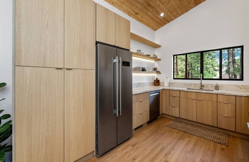 Timber Ridge House | Relaxing 4-Bedroom Oasis with Kitchen - Rated 10/10!