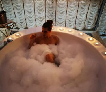 Klaipeda Apartment | Elegant President Jacuzzi Apartment with Hot Tub & High Ratings