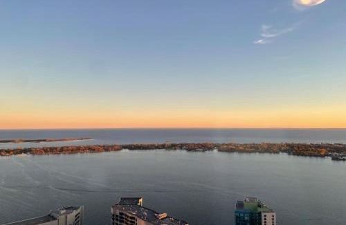 Downtown Toronto Apartment | Elegant Presidential Suite in Downtown with Scenic Views