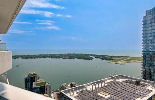 Downtown Toronto Apartment | Elegant Presidential Suite in Downtown with Scenic Views