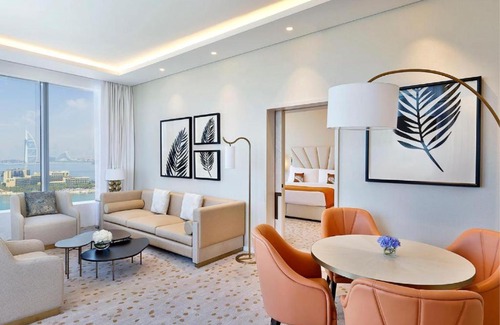 Palm Jumeirah Apartment | Elegant Presidential Suite Steps from Nakheel Mall, Palm Jumeirah