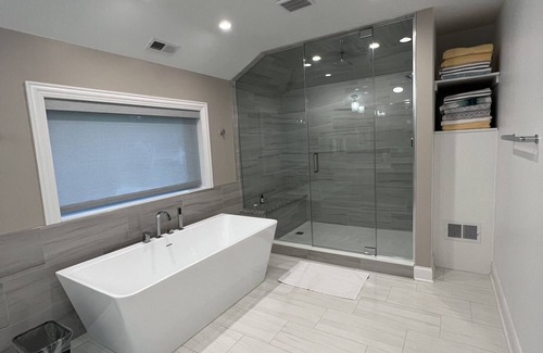 Lincolnshire Bed & Breakfast | Exclusive Presidential Suite with Spa and Hot Tub Amenities