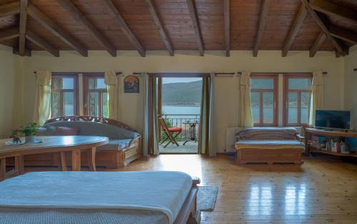Prespes Apartment | Family-Friendly Prespes Lake View Apartment with 9.5 Rating