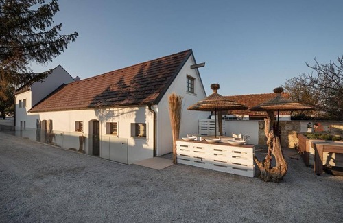 Schutzen am Gebirge Apartment | Family-Friendly Getaway at Presshaus with Ocean Views