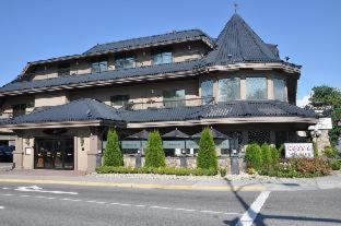 Downtown Kelowna Hotel | Cozy Prestige Beach House with Oceanfront Views Awaiting You