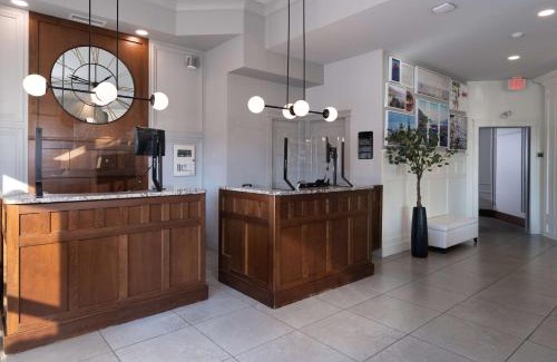 Downtown Kelowna Hotel | Cozy Prestige Beach House with Oceanfront Views Awaiting You