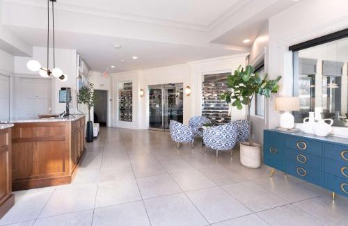 Downtown Kelowna Hotel | Cozy Prestige Beach House with Oceanfront Views Awaiting You