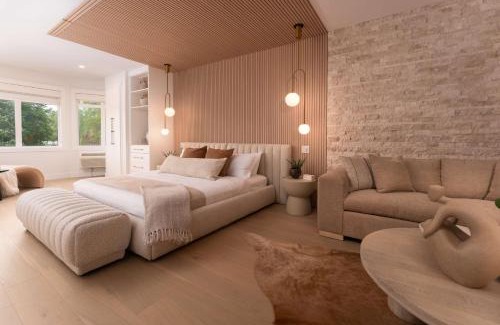 Downtown Kelowna Hotel | Cozy Prestige Beach House with Oceanfront Views Awaiting You