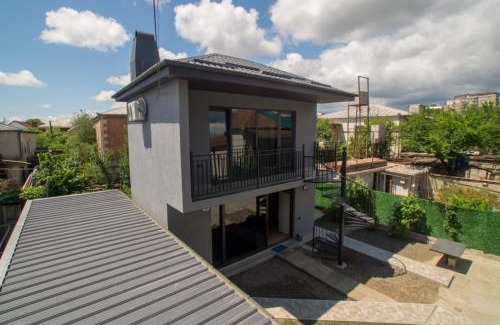 Kutaisi House | Exceptional Prestige Guest House: Pet Friendly & Breakfast