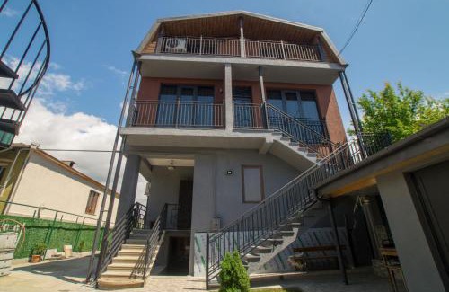 Kutaisi House | Exceptional Prestige Guest House: Pet Friendly & Breakfast