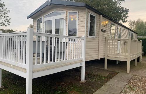 Berwick-upon-Tweed Resort | Prestige Static Caravan: Family-Friendly Getaway & Pool Access