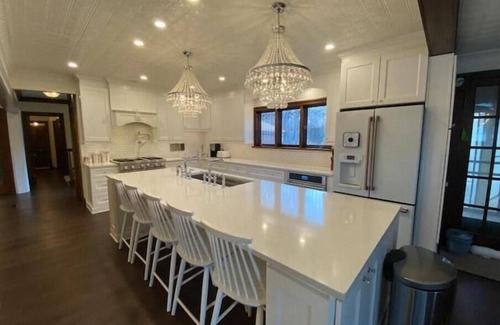 Johnsburg House | Prestigious Pistakee Bay Estate with Breakfast & Family Fun