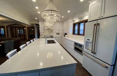 Johnsburg House | Prestigious Pistakee Bay Estate with Breakfast & Family Fun